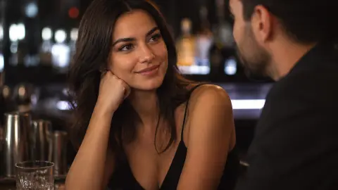 Tekenen dat een vrouw geïnteresseerd is: gebaren, blik en beschikbaarheid