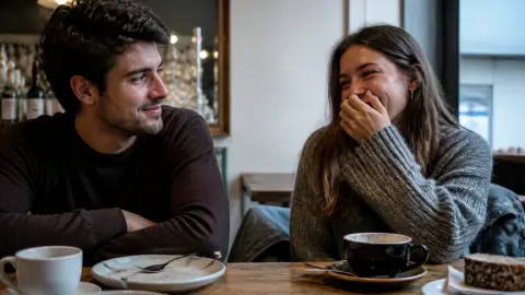 Gespreksonderwerpen voor een date wanneer de stilte valt