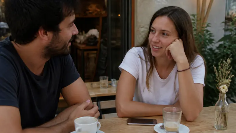 Een vrouw verleiden zonder geforceerde technieken of ingestudeerde praatjes